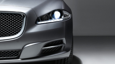 Jaguar XJ gris phare avant gauche