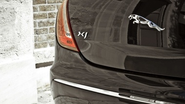 Jaguar XJ Noir details malle arriere 