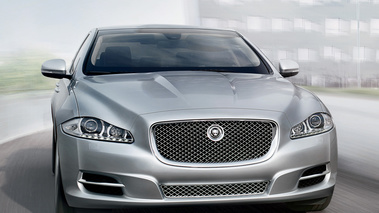 Jaguar XJ Sentinel - grise - face avant