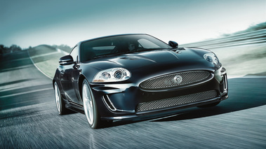 Jaguar XKR 175 - noire - 3/4 avant droit, dynamique