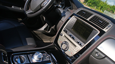 Jaguar XKR Cabriolet noir console centrale