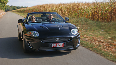 Jaguar XKR Cabriolet noir face avant travelling