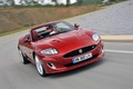 Jaguar XKR Cabriolet rouge 3/4 avant droit travelling penché