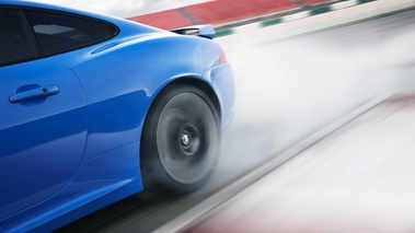 Jaguar XKR-S bleu jante arrière drift