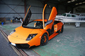 Lamborghini Murcielago LP670-4 SV orange 3/4 avant gauche avion