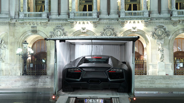 Lamborghini Reventon coupé vue arrière sortie de camion.