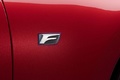 Lexus LF-A Roadster rouge logo aile debout
