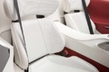 Lexus LF-A Roadster rouge sièges debout