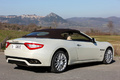 Maserati GranCabrio blanc 3/4 arrière droit capoté