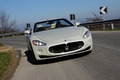 Maserati GranCabrio blanc face avant travelling penché