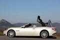 Maserati GranCabrio blanc profil fermeture capote 2