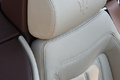 Maserati GranCabrio blanc siège arrière debout