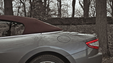 Maserati GranCabrio gris profil arrière coupé