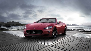 Maserati GranCabrio Sport rouge 3/4 avant gauche