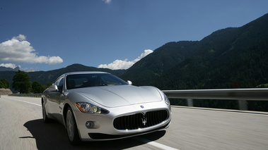 Maserati GranTurismo gris 3/4 avant droit travelling