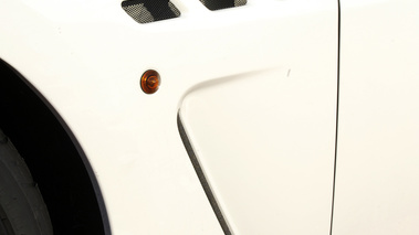 Maserati GranTurismo MC Stradale blanc aérations aile debout