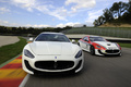 Maserati GranTurismo MC Stradale blanc face avant & MC Trofeo blanc/rouge 3/4 avant droit travelling 2