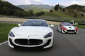Maserati GranTurismo MC Stradale blanc face avant & MC Trofeo blanc/rouge 3/4 avant droit travelling
