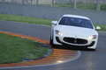 Maserati GranTurismo MC Stradale blanc face avant penché