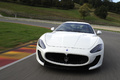 Maserati GranTurismo MC Stradale blanc face avant travelling penché