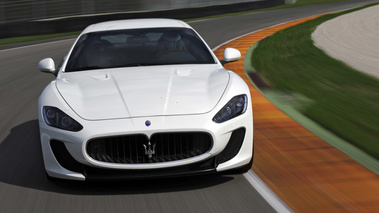 Maserati GranTurismo MC Stradale blanc face avant travelling
