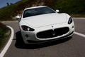Maserati GranTurismo S blanc face avant travelling penché