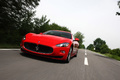 Maserati GranTurismo S rouge 3/4 avant gauche travelling penché