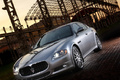 Maserati Quattroporte Sport GT S gris 3/4 avant gauche penché debout