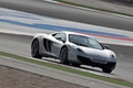 McLaren MP4-12C gris 3/4 avant droit filé penché