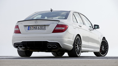 Mercedes C63 AMG - blanche - 3/4 arrière droit