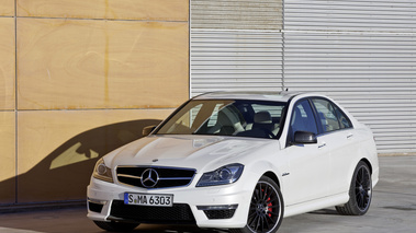 Mercedes C63 AMG - blanche - 3/4 avant gauche