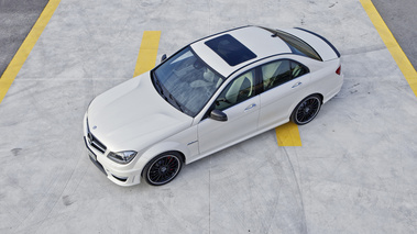 Mercedes C63 AMG - blanche - 3/4 avant supérieur gauche