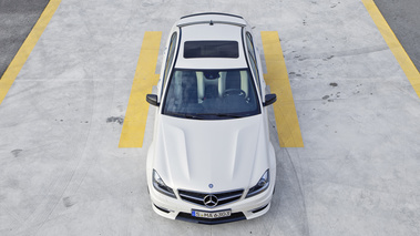 Mercedes C63 AMG - blanche - face avant, plongé