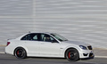 Mercedes C63 AMG - blanche - profil droit, dynamique