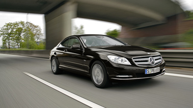 Mercedes CL600 - noire - 3/4 avant droit, dynamique