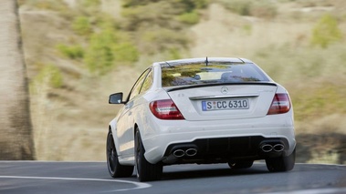 Mercedes Classe C Coupé AMG - blanc -  arrière gauche dynamique