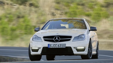 Mercedes Classe C Coupé AMG - blanc -  avant dynamique