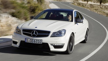 Mercedes Classe C Coupé AMG - blanc -  avant gauche dynamique