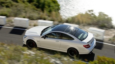 Mercedes Classe C Coupé AMG - blanc -  supérieur gauche, dynamique