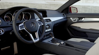 Mercedes Classe C Coupé - rouge - intérieur