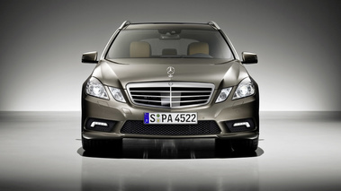 Mercedes Classe E500 Estate marron face avant