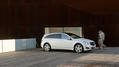 Mercedes Classe R - blanc - profil droit