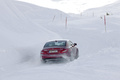 Mercedes CLS 4Matic - rouge - dans la neige, 3/4 arrière droit, de loin