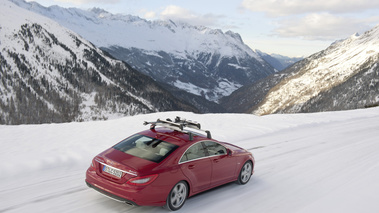 Mercedes CLS 4Matic - rouge - dans la neige, 3/4 arrière droit