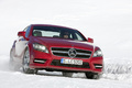 Mercedes CLS 4Matic - rouge - dans la neige, 3/4 avant droit