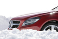 Mercedes CLS 4Matic - rouge - dans la neige, détail partie avant