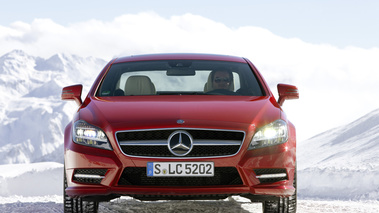 Mercedes CLS 4Matic - rouge - dans la neige, face avant