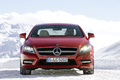 Mercedes CLS 4Matic - rouge - dans la neige, face avant