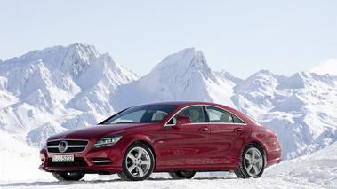 Mercedes CLS 4Matic - rouge - dans la neige, profil gauche