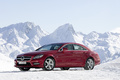 Mercedes CLS 4Matic - rouge - dans la neige, profil gauche